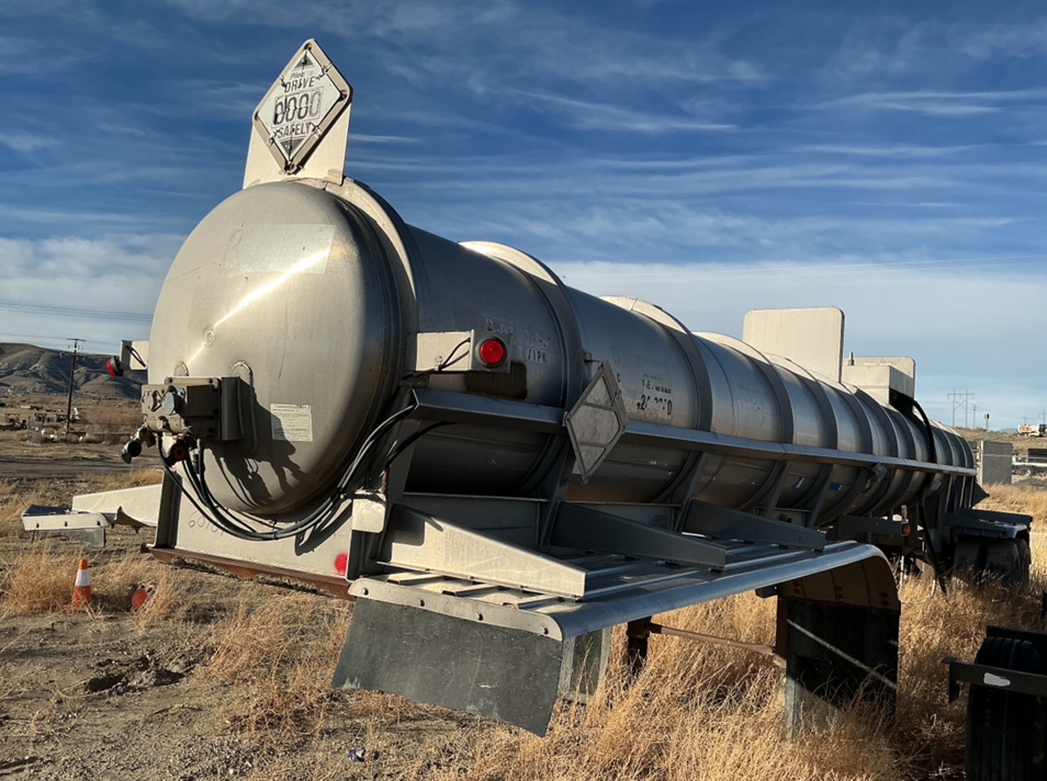 1992 Acro Trailer Stainless steel acid tanker, Stock #60704, field photo 1 (7e7afec0d930)