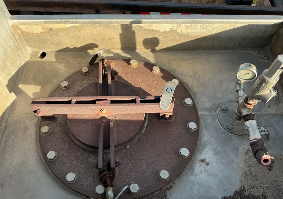 1992 Acro Trailer Stainless steel acid tanker, Stock #60704, field photo 7 (1a7958ab867e)