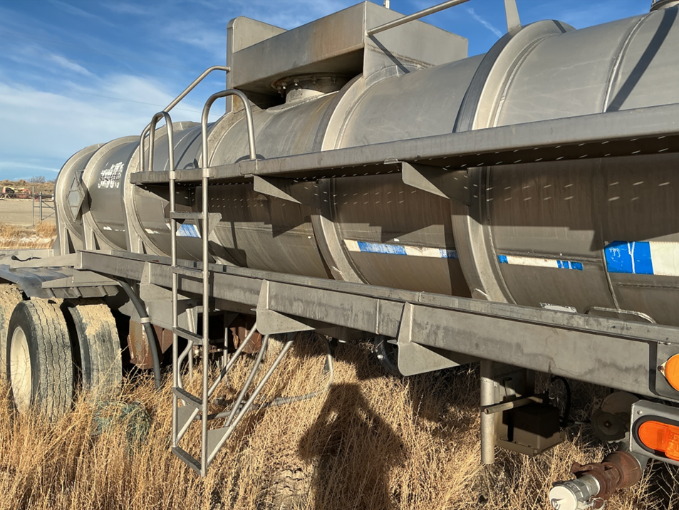 1992 Acro Trailer Stainless steel acid tanker, Stock #60704, field photo 2 (5d908b9664b5)
