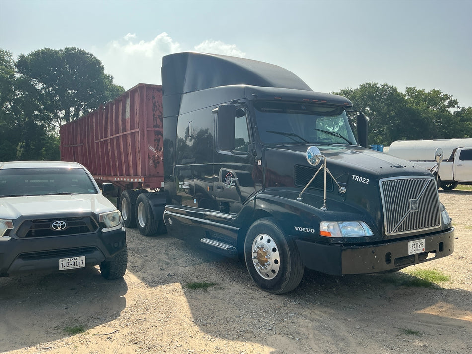 2000 Volvo VNL - Stock 2703065 - Image 1