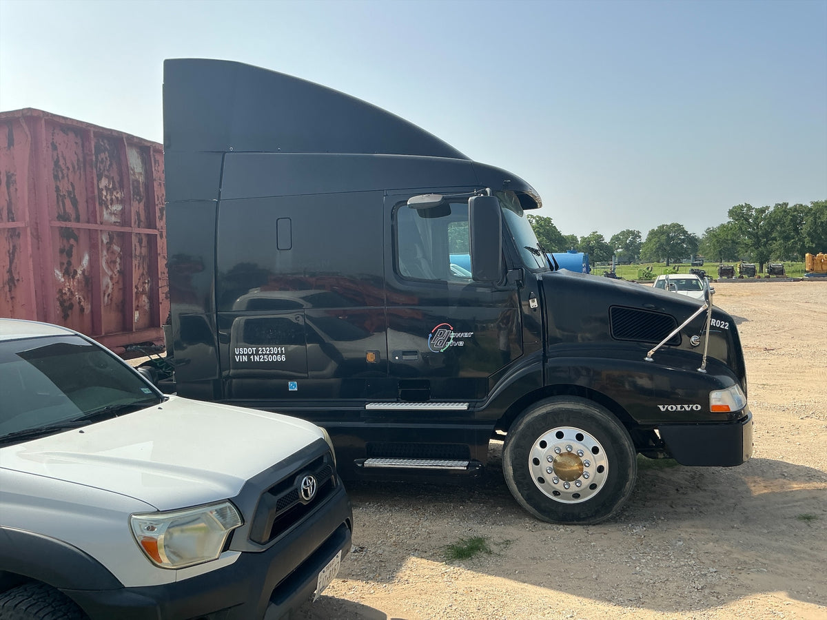 2000 Volvo VNL - Stock 2703065 - Image 2